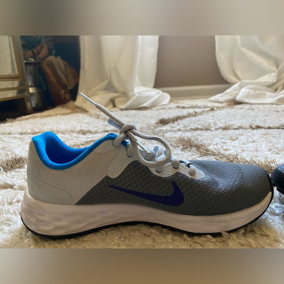 Nike Kids Gray and Blue Sneakers Size 4Y - Picture 5 of 9